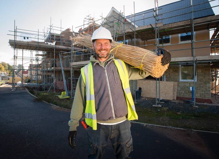 Local thatcher finishes new homes at Priory Fields